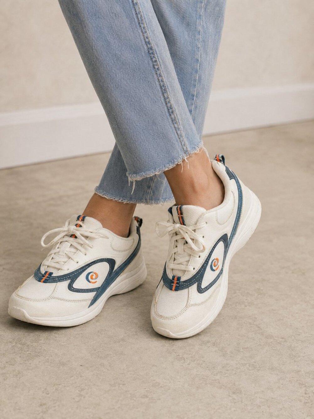 Dexter Women’s Bowling Shoes • White Retro Athletic Style • Size 6